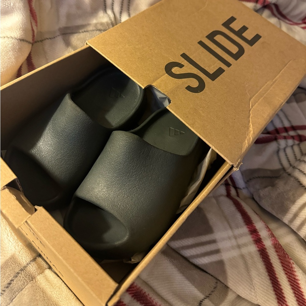 TODDLER ONYX YEEZY SLIDES